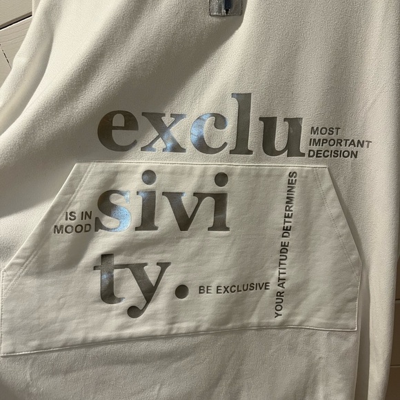 🤍TRICOTTO – WHITE HOODED TOP WITH ZIP DETAIL – EST. SIZE XL–XXL - Picture 5 of 9